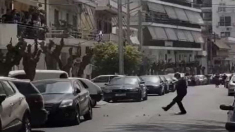 «Παραλήρημα» σε γειτονιά της Αθήνας: Άνδρας βγήκε στο δρόμο και χόρεψε το πιο μαγκιόρικο ζεϊμπέκικο!