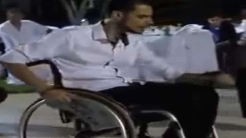Tο ζεϊμπέκικο θέλει ψυχή, όχι πόδια: Λεβέντης σε αναπηρικό αμαξίδιο «μούδιασε» τους πάντες με το χορό του (Video)