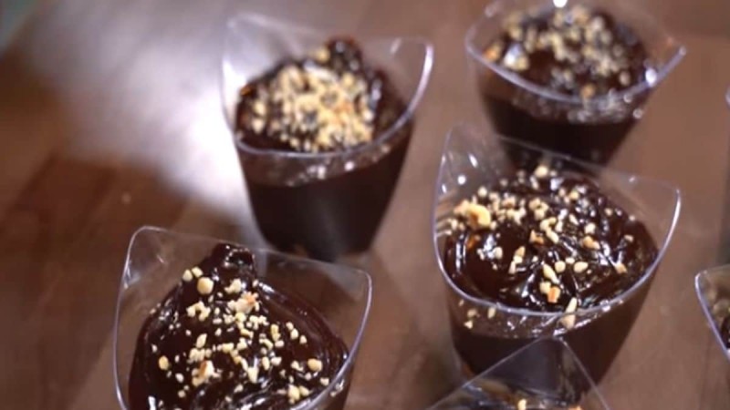 «Πειραγμένο» προφιτερόλ: Συνταγή για vegan γλυκό ψυγείου με σοκολάτα υγείας και γαλλική σαντιγύ (video)