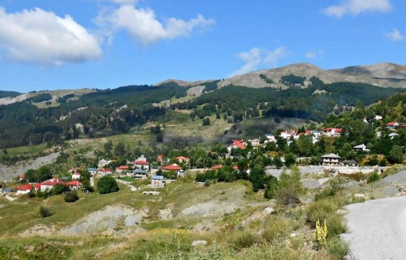 Αετομηλίτσα: Το ελληνικό χωριό «φάντασμα» με τις εντυπωσιακές λίμνες που ζωντανεύει 5 μήνες τον χρόνο