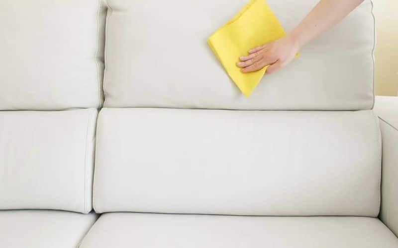 «Extreme» καθάρισμα στον καναπέ - Εξαφανίστε κάθε λεκέ σε 3 βήματα