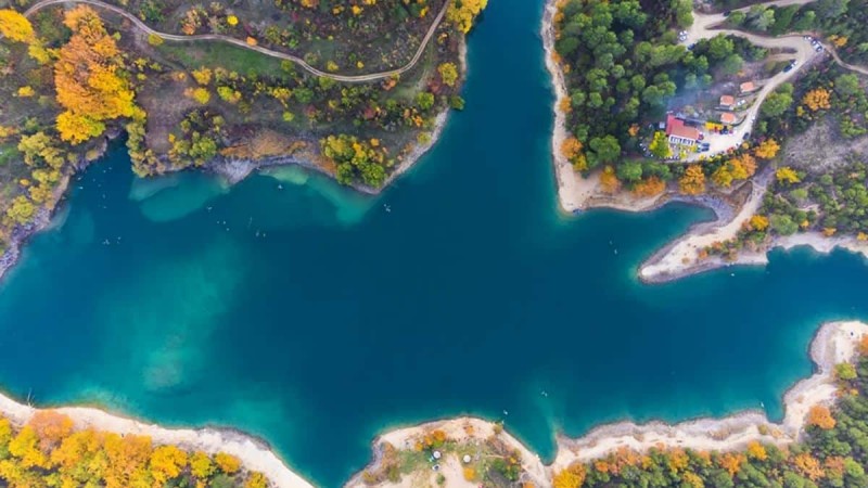 Λίμνη Τσιβλού: Το φυσικό τοπίο στην Αχαΐα που μοιάζει βγαλμένο από πίνακα ζωγραφικής