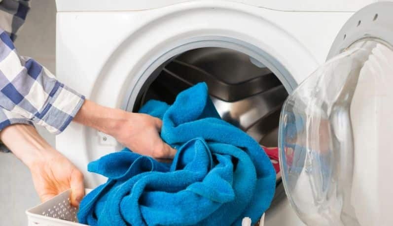 Μούχλα μετά το πλυντήριο: 6+1 tips για να μυρίζουν φρεσκάδα και καθαριότητα τα ρούχα