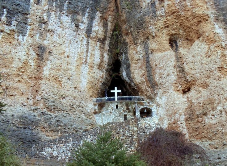 Παναγία του Βράχου: Το μυστηριώδες εκκλησάκι που είναι σφηνωμένο στο βουνο και αναβλύζει αγίασμα