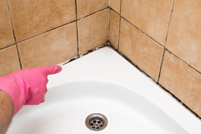 Σκουριά στα πλακάκια μπάνιου: Το καθαριστικό μείγμα με μαγειρική σόδα και 2 ακόμα υλικά για αστραφτερό αποτέλεσμα
