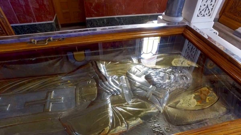 Άγιος Νεκτάριος: Το ιστορικό μοναστήρι στην Αίγινα και το διαχρονικό θαύμα με το «χτύπημα» στον τάφο του 