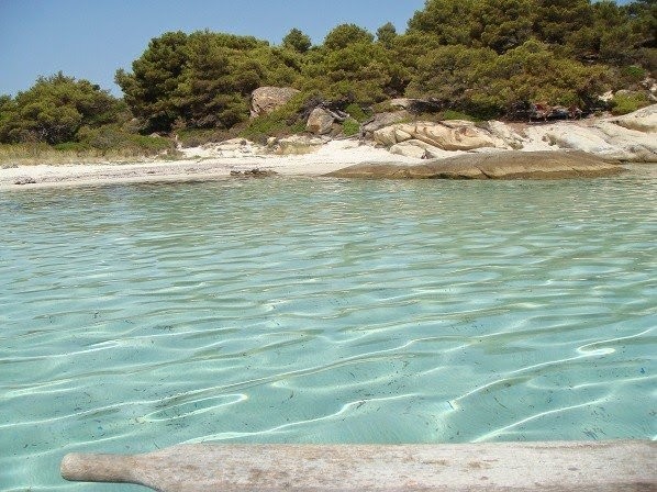 Παράδεισος: Το άγνωστο εξωτικό ελληνικό νησί που έχει ζεστά νερά όλο το χρόνο και καθόλου κύμα