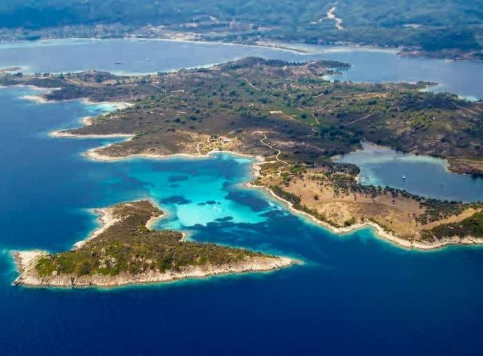 Παράδεισος: Το άγνωστο εξωτικό ελληνικό νησί που έχει ζεστά νερά όλο το χρόνο και καθόλου κύμα