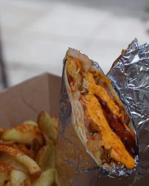 Εθνικ street food μεταξύ Ελλάδος και... Μεξικού: Στο Κουκάκι θα συναντήσεις το μαγαζί που θα σου φτιάξει από πιτόγυρο μέχρι... burittos