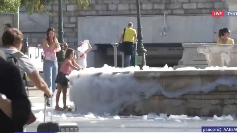 Απίστευτο: Γέμισε ξανά αφρούς το σιντριβάνι στην Πλατεία Συντάγματος