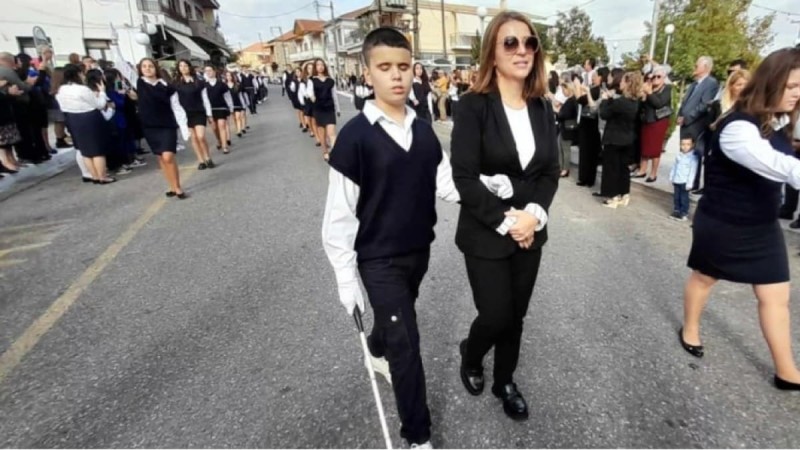 Αγρίνιο: Συγκίνησε μαθητής με ολική απώλεια όρασης που έκανε παρέλαση