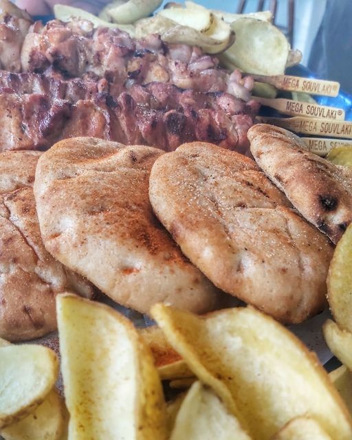 Εθνικ street food μεταξύ Ελλάδος και... Μεξικού: Στο Κουκάκι θα συναντήσεις το μαγαζί που θα σου φτιάξει από πιτόγυρο μέχρι... burittos