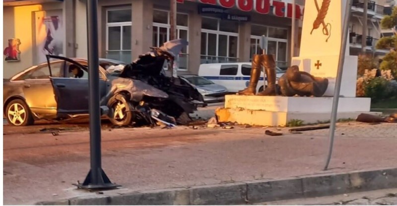 Φλώρινα: Αυτοκίνητο έχασε τον έλεγχο και έπεσε πάνω σε άγαλμα - Νεκροί 80χρονος και 25χρονος