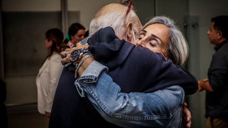 Η Φωτογραφία της Ημέρας: Ανακούφιση στο «Ελ. Βενιζέλος» - Έλληνες πολίτες επιστρέφουν ασφαλείς από το Ισραήλ