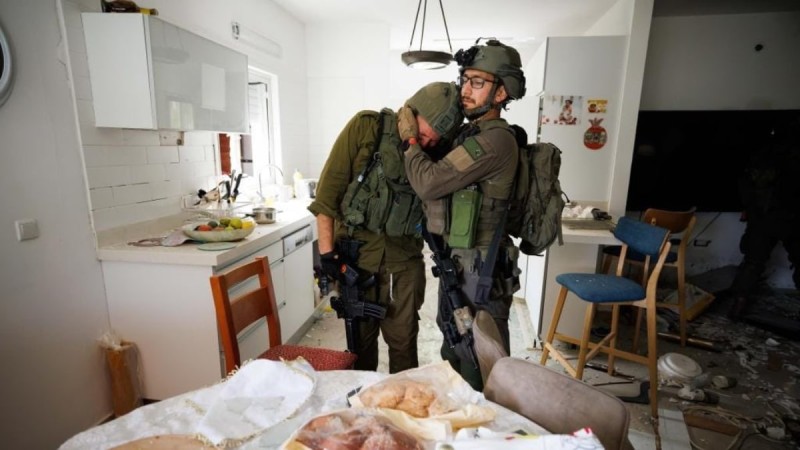 Λυγίζουν και οι πιο «σκληροί»: Ισραηλινός στρατιώτης ξέσπασε σε κλάματα μπαίνοντας σε σπίτι οικογένειας που εισέβαλε η Χαμάς