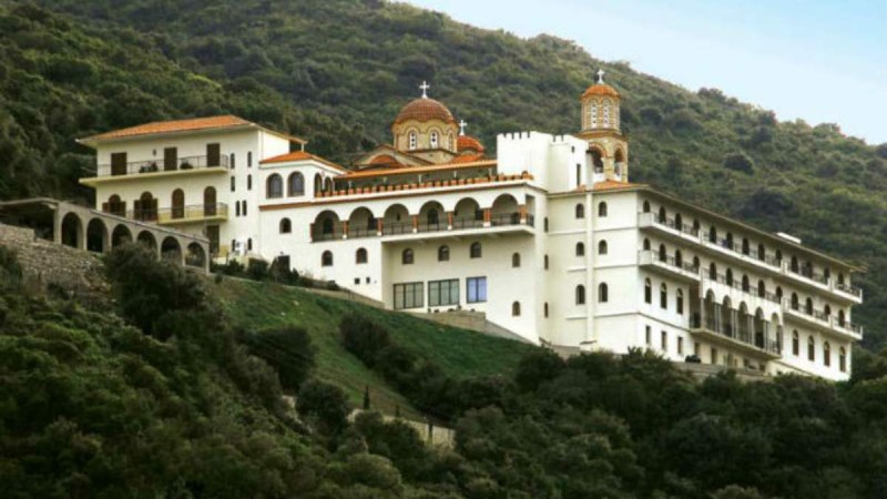 Η Μονή της Κεχαριτωμένης: Το ιερό ησυχαστήριο που είναι σκαρφαλωμένο στο βουνό και «πνιγμένο» στο πράσινο