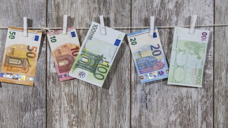 «Μπόνους» 300 ευρώ: Εντός λίγων ωρών στους λογαριασμούς - Οι δικαιούχοι
