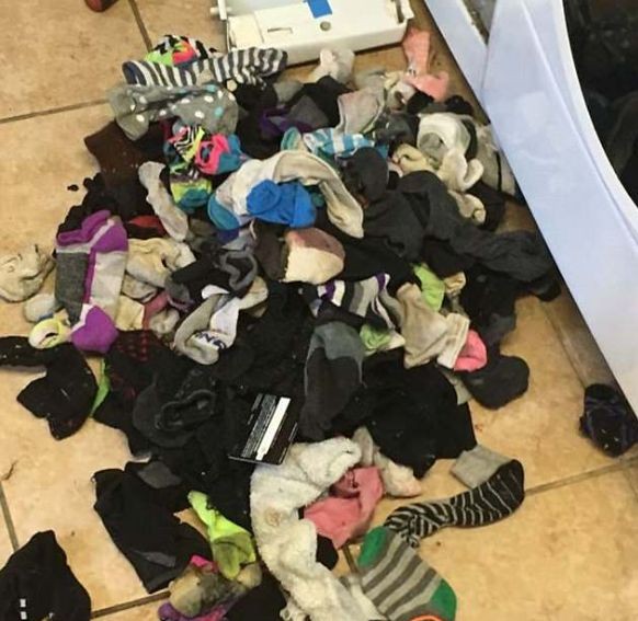 Λύθηκε το μυστήριο ετών: Εκεί πάνε οι κάλτσες όταν εξαφανίζονται στο πλυντήριο