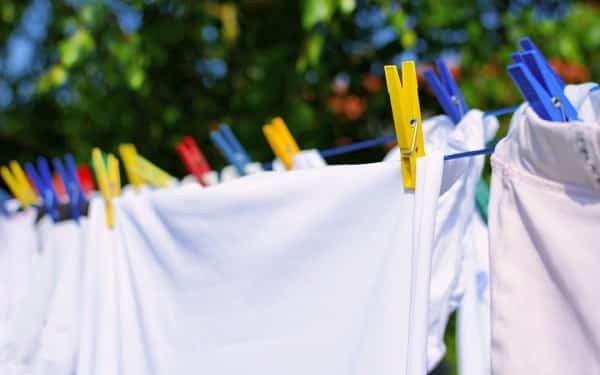 Πλυμμένα ρούχα: Απλοί τρόποι για να τα στεγνώσετε γρήγορα όταν έχει υγρασία