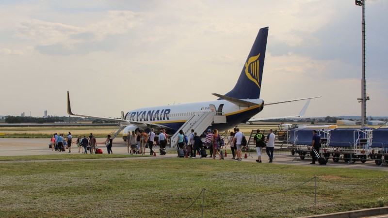 Τρελή προσφορά Ryanair: «Άνοιξαν» εισιτήρια από 13,49 ευρώ για 5 πτήσεις