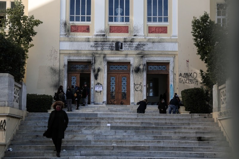 Χτύπησαν φοιτητή επειδή είχε στην τσάντα του αυτοκόλλητα με την ελληνική σημαία και την Παναγία