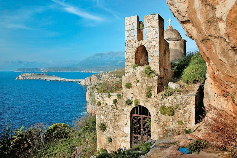 «Κρυμμένο» ανάμεσα σε γκρεμό και θάλασσα: Το άγνωστο εκκλησάκι της Μάνης που αποτελεί ένα σπάνιο «στολίδι»