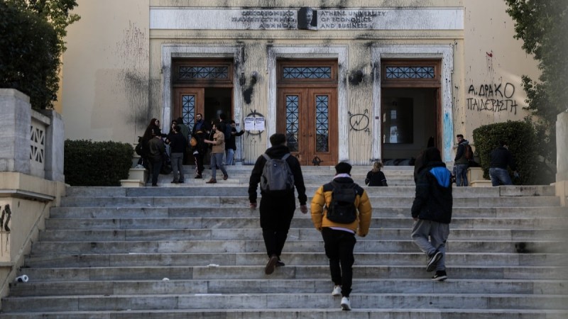 ΑΣΟΕΕ: Χτύπησαν φοιτητή επειδή είχε στην τσάντα του αυτοκόλλητα με την ελληνική σημαία και την Παναγία