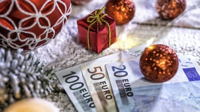 Δώρο Χριστουγέννων 2023: Πότε καταβάλλεται στους δικαιούχους - Πόσα χρήματα θα πάρετε