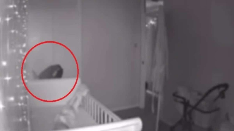 Γονείς πίστευαν πως φάντασμα βασανίζει το μωρό τους - Αυτό που κατέγραψε η κρυφή κάμερα θα σας σοκάρει (video)