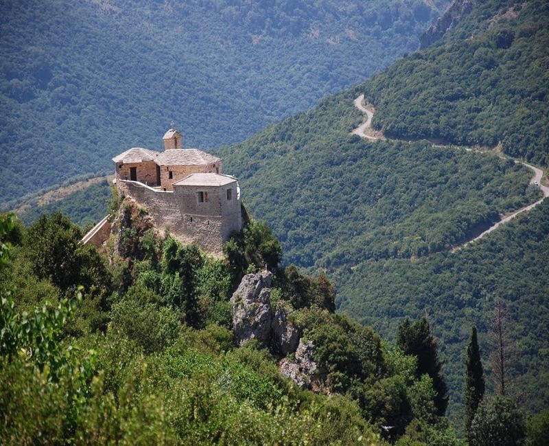 Άγιος Μηνάς: Το ιστορικό εκκλησάκι της Θεσπρωτίας που είναι χτισμένο στην κορυφή ενός βράχου  420 μέτρων
