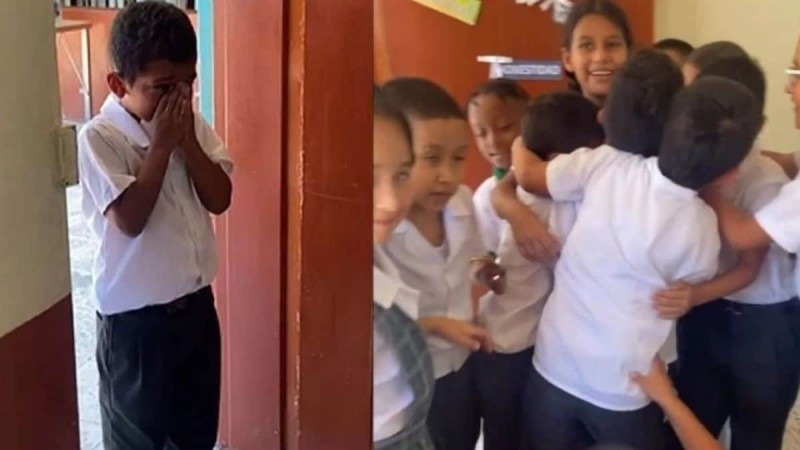 «Δάκρυσε» το διαδίκτυο: 8χρονος γιόρτασε 1η φορά τα γενέθλιά του χάρη τους συμμαθητές του και δεν σταμάτησε να κλαίει