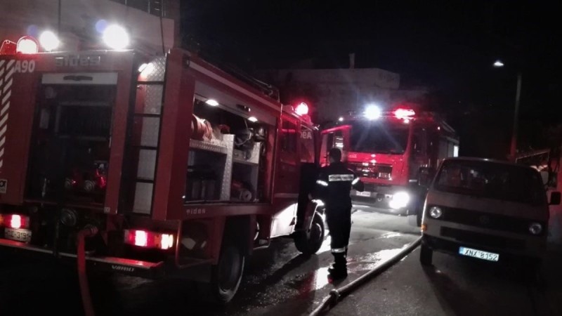Φωτιά σε ψητοπωλείο στην Πεύκη - Τραυμάτισαν εργαζόμενο του καταστήματος