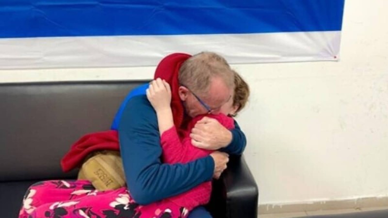 «Ραγίζουν» καρδιές: Συγκλονίζει η αγκαλιά της Έμιλι Χαντ με τον πατέρα της μετά την απελευθέρωσή της από τη Χαμάς