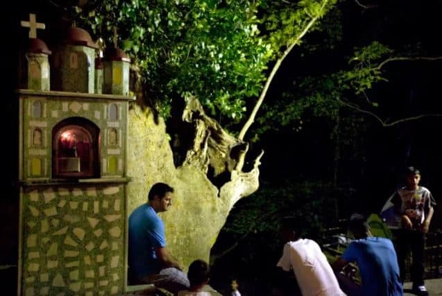 Η εκπληκτική Αγία Παρασκευή στην Κοιλάδα των Τεμπών με το κρυφό προσκύνημα που καθηλώνει