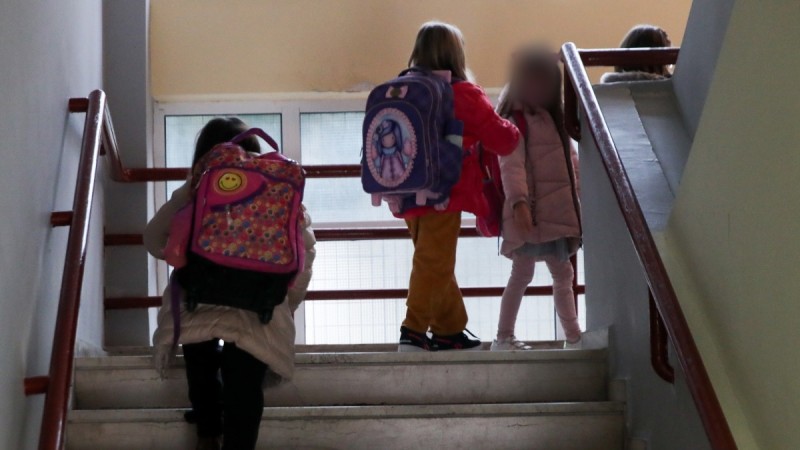 Εκτάκια υιοθετούν πρωτάκια: Ένας θεσμός που καθιερώθηκε σε ελληνικό σχολείο και συγκινεί