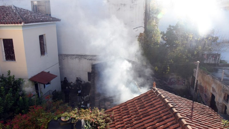 Τραγωδία στην Ελευσίνα: Νεκρός εντοπίστηκε άνδρας έξω από το φλεγόμενο σπίτι του
