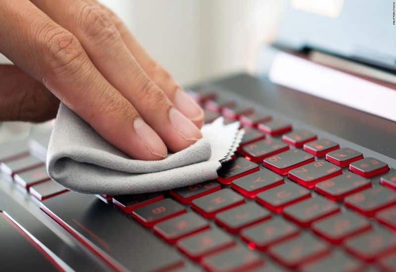 Πληκτρολόγιο υπολογιστή: 3 απλούστατα κόλπα για να το κααθρίσετε από σκόνη και «κρυφούς» λεκέδες και στο πι και φι