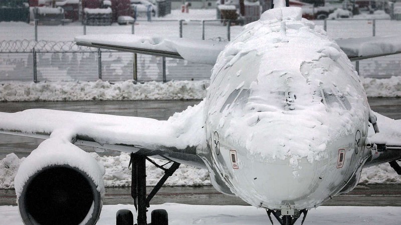 Παραμένει στον πάγο το Μόναχο: Συνεχίζεται ο πανικός με τις ακυρώσεις πτήσεων – Έχουν καλυφθεί τα πάντα με χιόνι