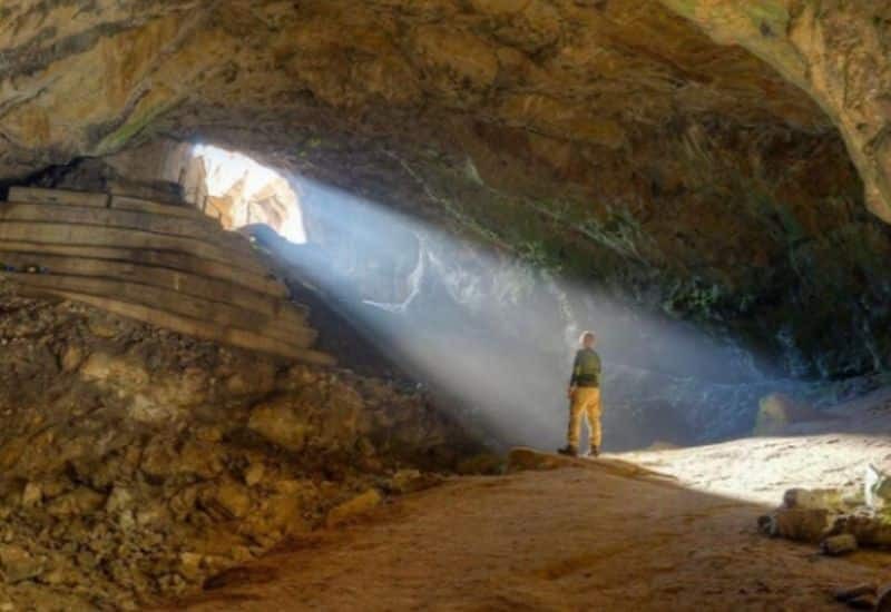 Σπηλιά Νταβέλη: Ένα από τα μεγαλύτερα μυστήρια της Αττικής - Οι μύθοι, το μακάβριο μυστικό και η αλήθεια για τον λήσταρχο (video)