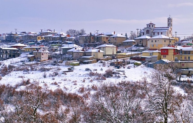 Ελατοχώρι: Το ελληνικό χωριό που είναι βγαλμένο από Χριστουγεννιάτικη ταινία και μαγεύει με την μοναδική γοητεία του (video)