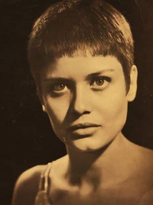 Θυμάστε την τραγουδίστρια Πόπη Αστεριάδη; Δείτε πως είναι στα 75 της η γνωστή ερμηνεύτρια των 60s
