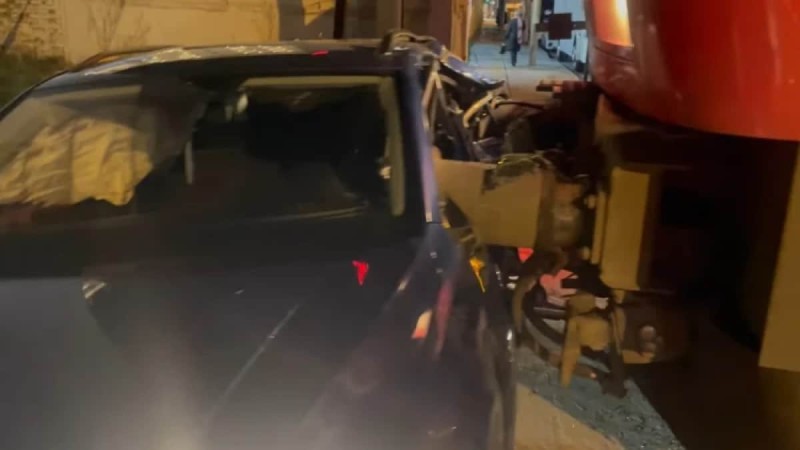 Στιγμές τρόμου στη Θεσσαλονίκη: Διερχόμενο τρένο παρέσυρε αυτοκίνητο στη Μοναστηρίου - Πώς συνέβη το ατύχημα