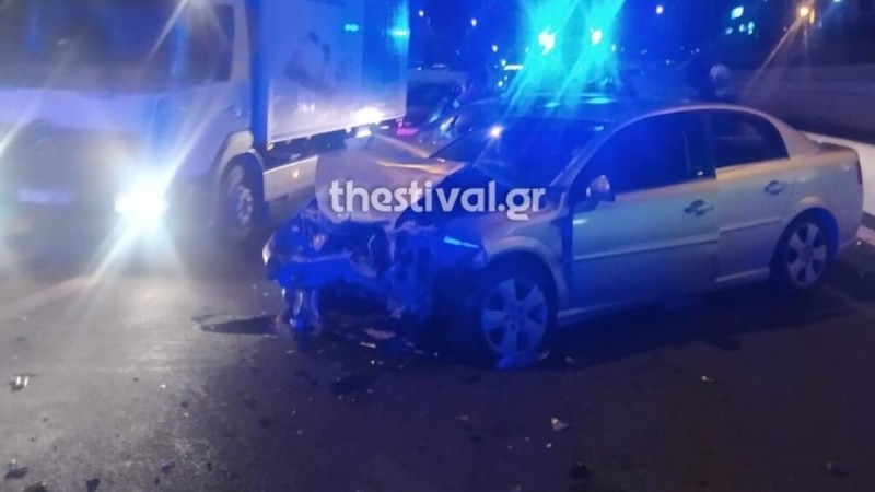 Σοβαρό τροχαίο στη Θεσσαλονίκη: ΙΧ πέρασε στο αντίθετο ρεύμα - Δύο τραυματίες από μετωπική σύγκρουση (video-photos)