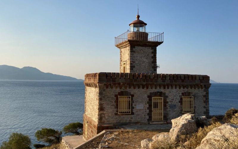 Ντάνα: Ο τετράγωνος και εντυπωσιακός φάρος της Ελλάδας και η ιστορική σημασία του (video)
