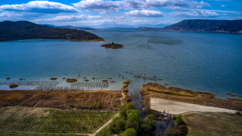 Λίμνη Βεγορίτιδα: Ένα μαγικό τοπίο που μοιάζει ψεύτικο και εντυπωσιάζει