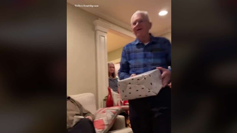87χρονος παππούς κάνει ακριβώς το ίδιο χριστουγεννιάτικο δώρο και στα 11 εγγόνια του & συγκινεί το διαδίκτυο (Video)