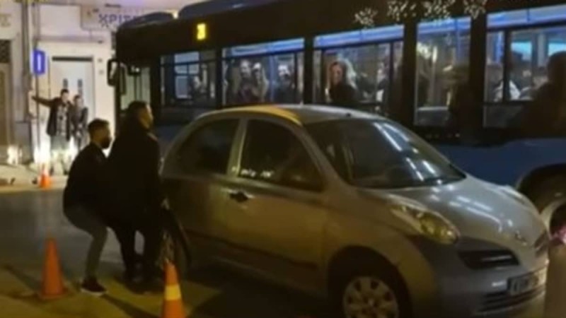 Κι όμως έγινε: Σήκωσαν στα χέρια αυτοκίνητο για να χωρέσει λεωφορείο στη Θεσσαλονίκη