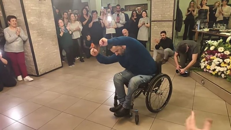 Δύναμη ψυχής: Νεαρός σε αναπηρικό καροτσάκι χόρεψε λεβέντικο ζεϊμπέκικο και καταχειροκροτήθηκε!