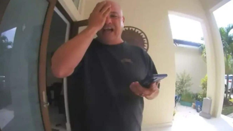 Ανατριχιαστικό βίντεο: Πατέρας ανακοινώνει μέσω θυροτηλεφώνου στη σύζυγό του ότι σκότωσε τον γιο τους