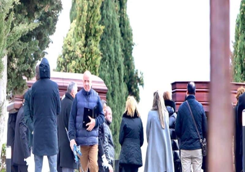 Μακελειό στη Γλυφάδα: Συντετριμμένη η Δέσποινα Καρνέση στην κηδεία της αδερφής της Μαρίας και του συζύγου της, Αντώνη Βλασσάκη